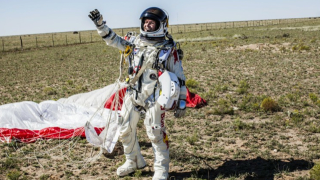 Illustration for article titled First-person footage from Felix Baumgartner's space jump will make your head spin